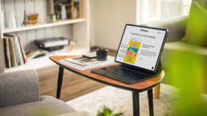 Geöffneter Laptop auf dem Sofatisch