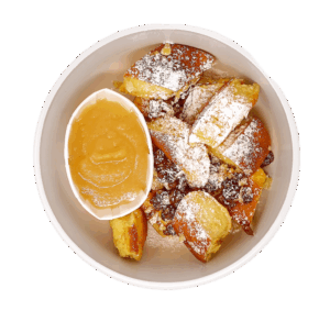 Kaiserschmarrn mit Apfelmus in der Schale