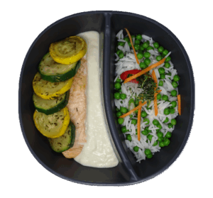 Lachsfilet mit Gemüse und Reis in der Schale