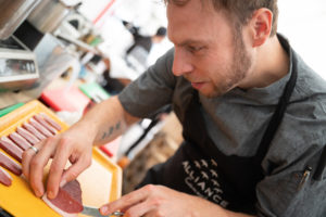 Der Alliance-Koch schneidet Filet in Stücke