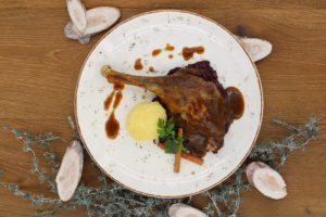 Gänsekeule mit Kloß und Soße