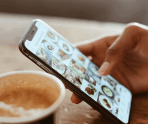 Bestellen der Malzeiten auf der Bestellplattform mit dem Handy