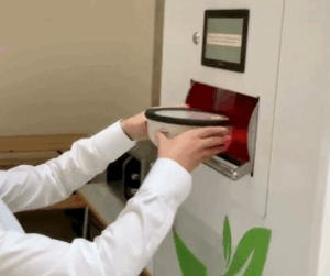 Rückgabe des Leihgeschirrs am Rückgabeautomaten Re-Dish