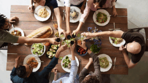 Genießen der Malzeiten in geselliger Runde bei Tisch