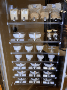 S-Kiste Automat zeigt Komplettmalzeiten, Sandwishes und Desserts zur Abholung bereit