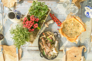 Rustikal gedeckter Tisch mit Quiche