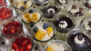 Kleine Gläschen mit verschiedenen Desserts