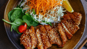 Gebratenes Fleisch in Scheiben geschnitten mit Salat